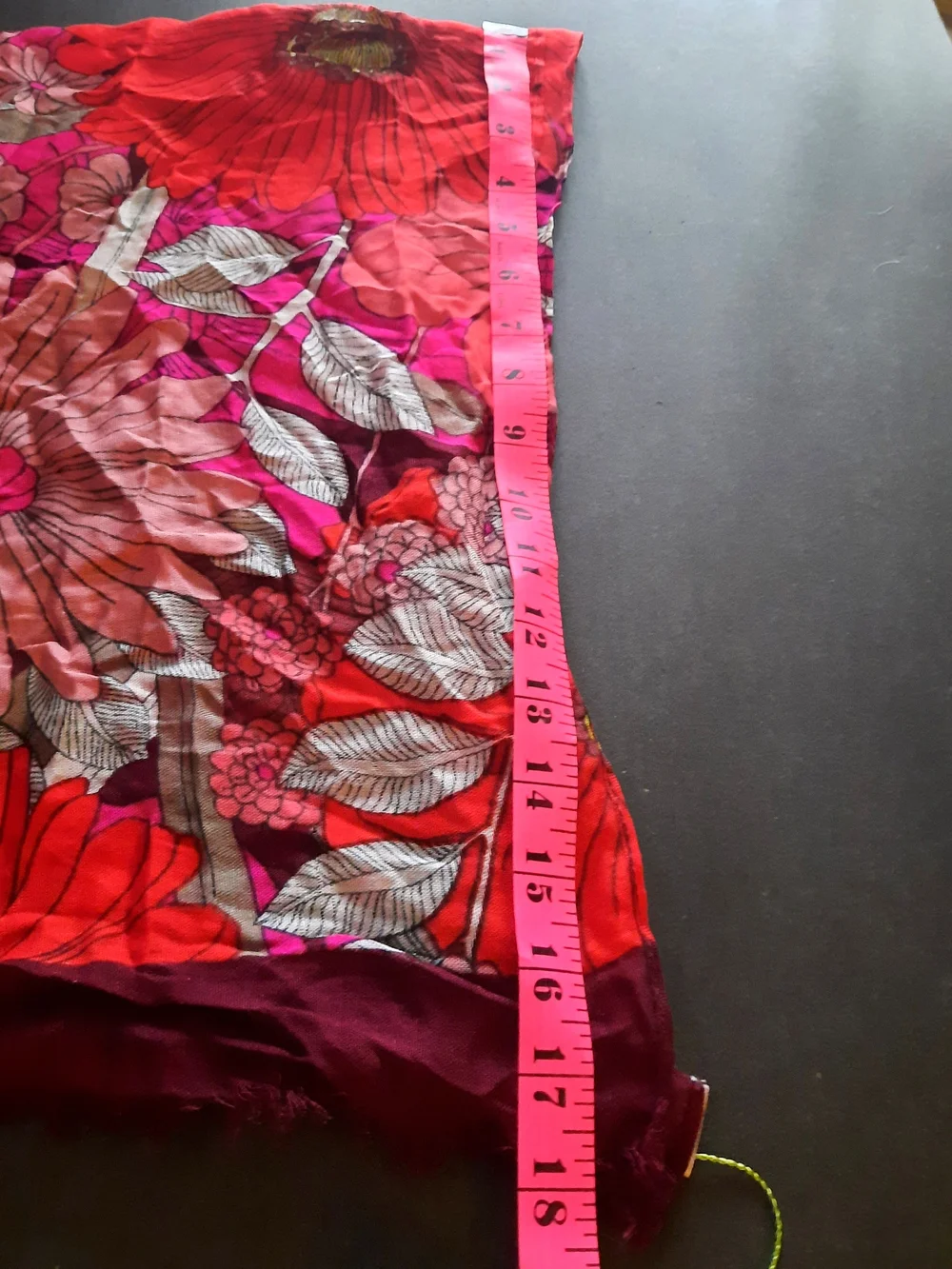 🌷Vivacious⚘️100% Viscose Vera Bradley Scarlet, Fushia & Violet Floral Scarf